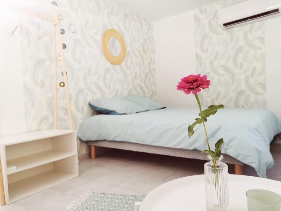 Belle Dependance De 30M2 Avec Terrasse Et Jardin Apartment Villeneuve-les-Avignon Ngoại thất bức ảnh