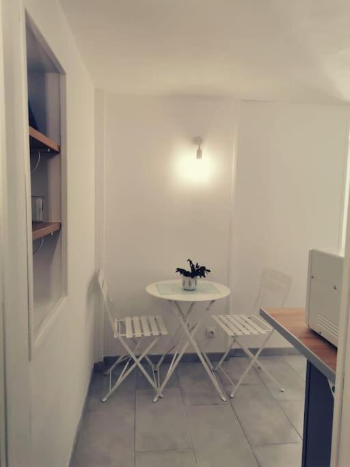 Belle Dependance De 30M2 Avec Terrasse Et Jardin Apartment Villeneuve-les-Avignon Ngoại thất bức ảnh